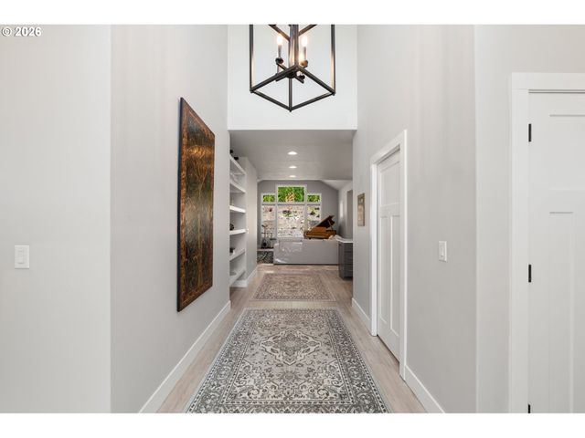 623 W 10TH St, La Center, WA 98629