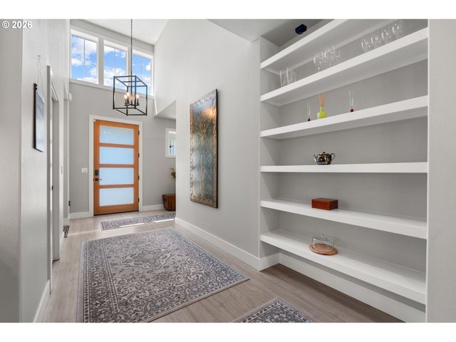 623 W 10TH St, La Center, WA 98629