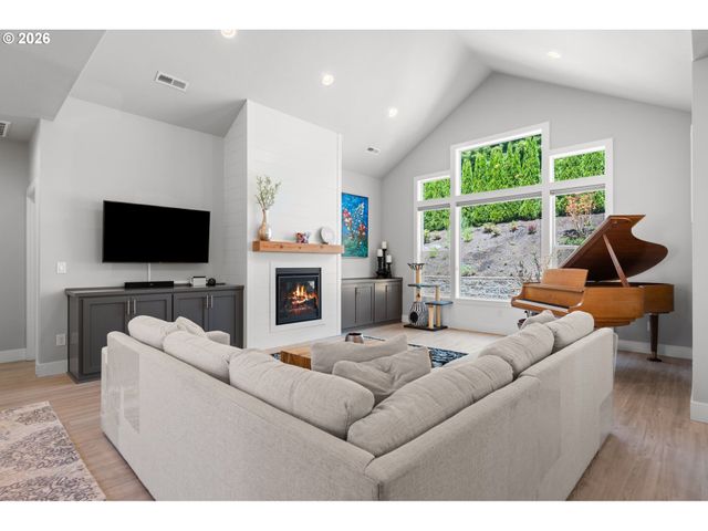 623 W 10TH St, La Center, WA 98629