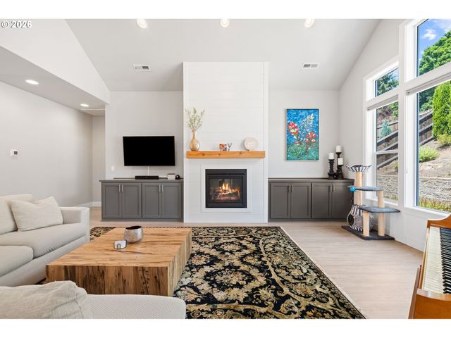 623 W 10TH St, La Center, WA 98629