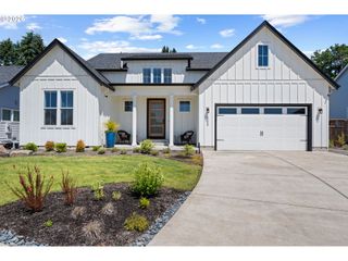 623 W 10TH St, La Center, WA 98629