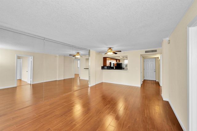 118 Royal Park Drive 4G, Oakland Park, FL 33309