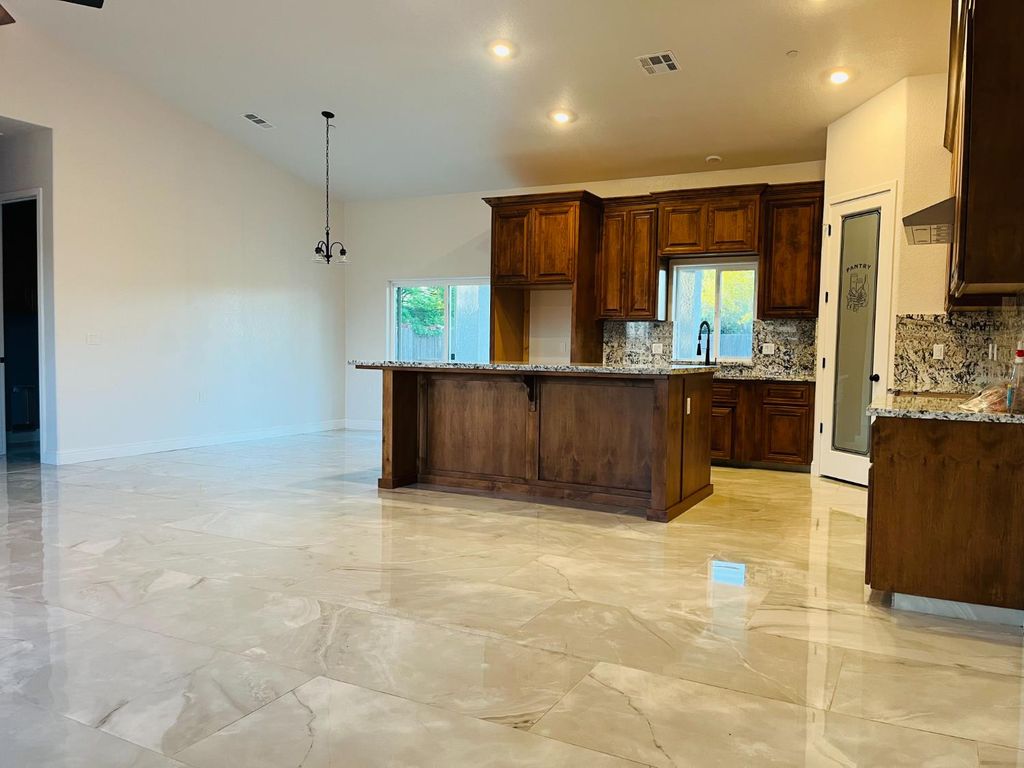 Image 7 of property listing at 25791 Pickford Drive, Madera, CA 93638