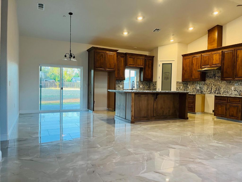 Image 8 of property listing at 25791 Pickford Drive, Madera, CA 93638