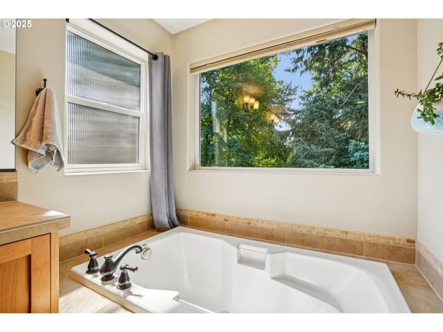 28611 GREENWAY Dr, Wilsonville, OR 97070