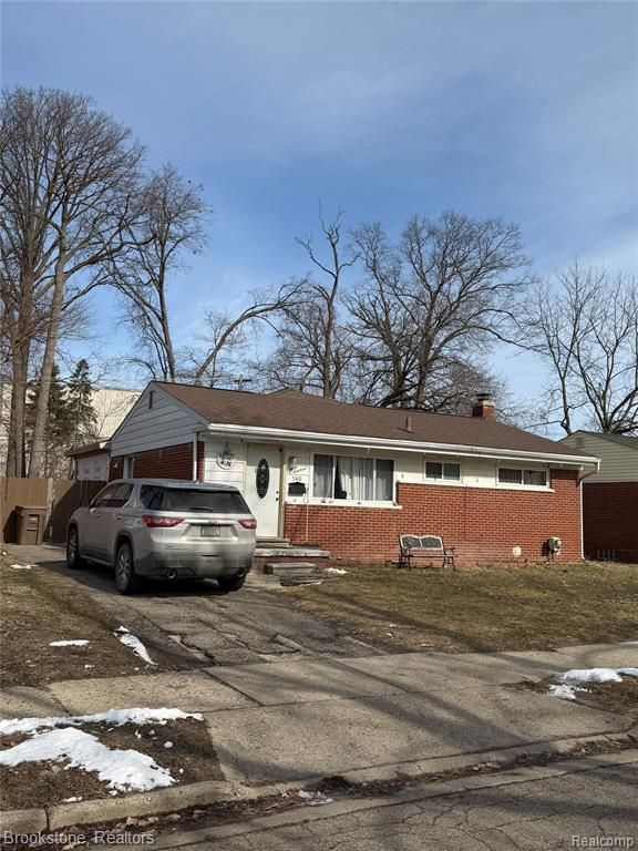 300 E Princeton Avenue, Pontiac, MI 48340