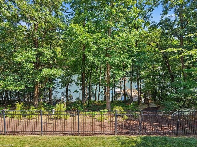 242 Harbor Drive E, Lexington, NC 27292