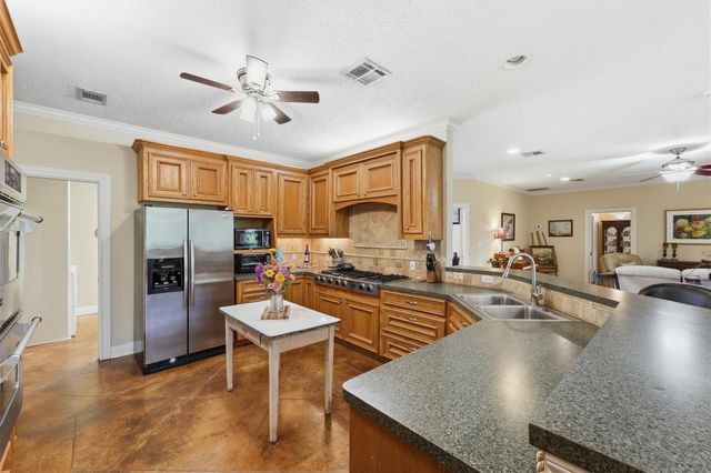 911 Oak Leaf Street, La Porte, TX 77571