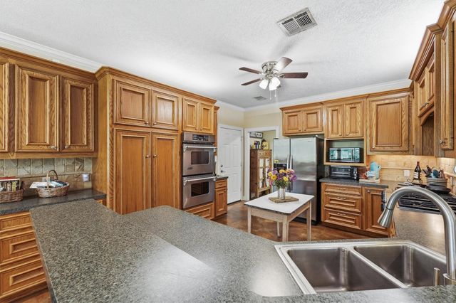911 Oak Leaf Street, La Porte, TX 77571