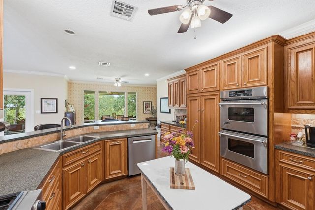 911 Oak Leaf Street, La Porte, TX 77571