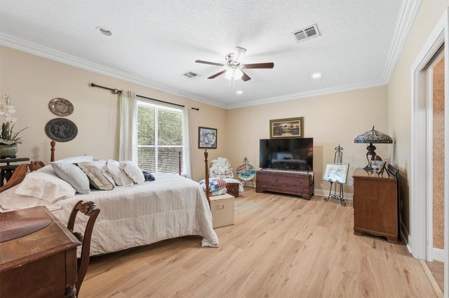 911 Oak Leaf Street, La Porte, TX 77571