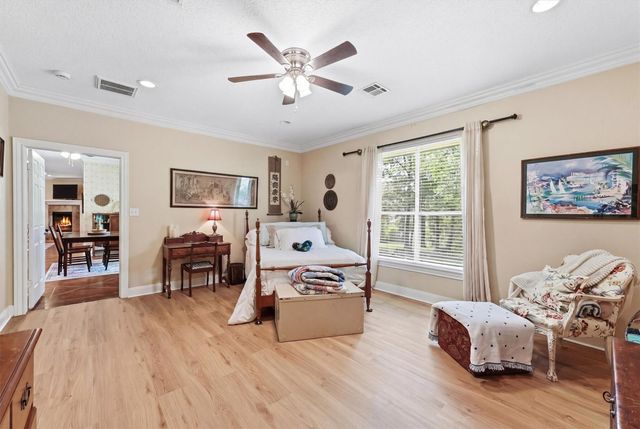 911 Oak Leaf Street, La Porte, TX 77571