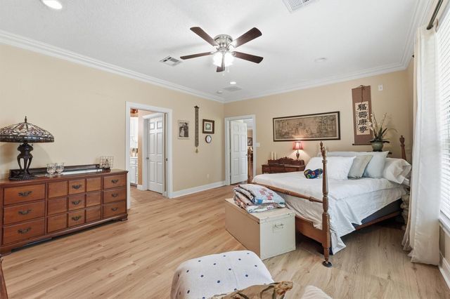 911 Oak Leaf Street, La Porte, TX 77571