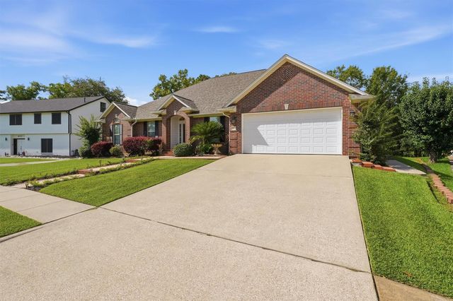 911 Oak Leaf Street, La Porte, TX 77571