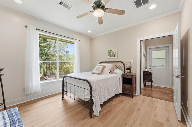 911 Oak Leaf Street, La Porte, TX 77571