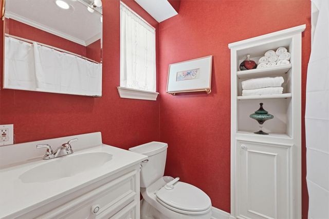 911 Oak Leaf Street, La Porte, TX 77571
