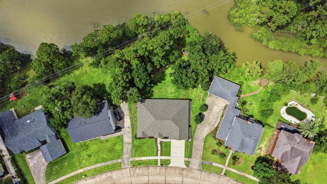 911 Oak Leaf Street, La Porte, TX 77571