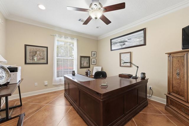 911 Oak Leaf Street, La Porte, TX 77571