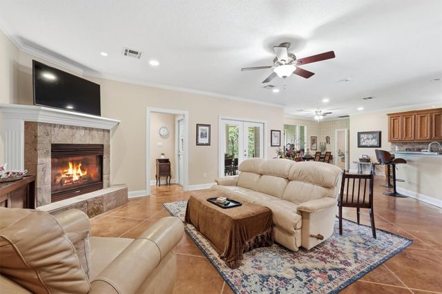 911 Oak Leaf Street, La Porte, TX 77571