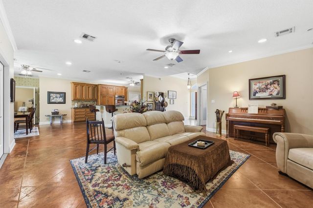 911 Oak Leaf Street, La Porte, TX 77571