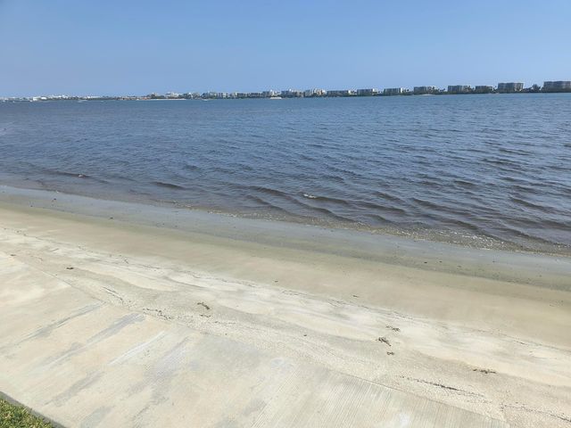 1516 S Lakeside Drive 218, Lake Worth Beach, FL 33460