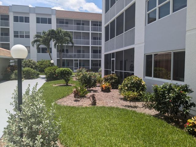 1516 S Lakeside Drive 218, Lake Worth Beach, FL 33460