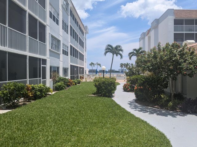 1516 S Lakeside Drive 218, Lake Worth Beach, FL 33460