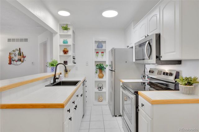 6705 S Field Street 802, Littleton, CO 80128