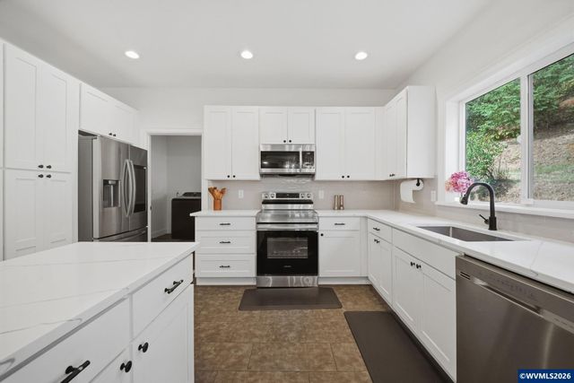 10392 Kiska Rd SE, Jefferson, OR 97352