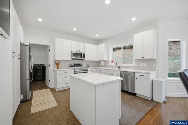 10392 Kiska Rd SE, Jefferson, OR 97352