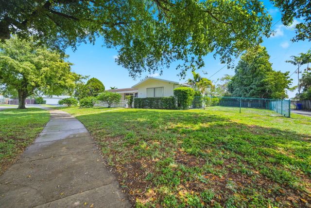 321 E Chaminade Drive, Hollywood, FL 33021