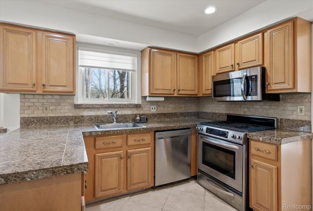 1132 Hemlock Drive, Rochester, MI 48307