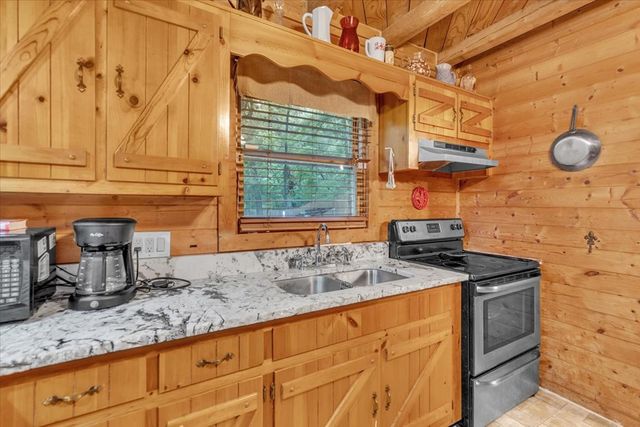 402 Sun Mountain Dr, Chatsworth, GA 30705