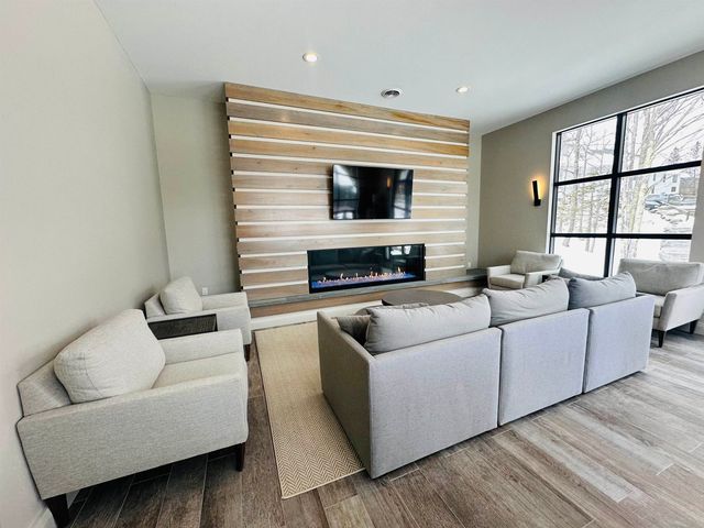 4 Sportscenter Village Way B33, Dover, VT 05356