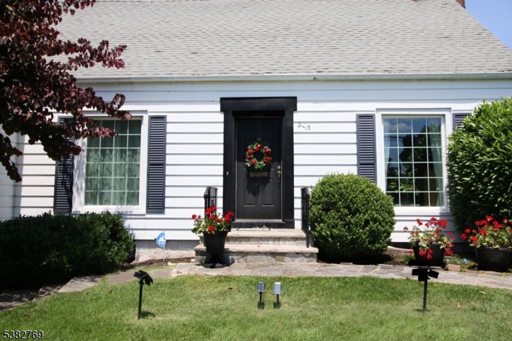 2 Morlot Ave, Fair Lawn Boro, NJ 07410