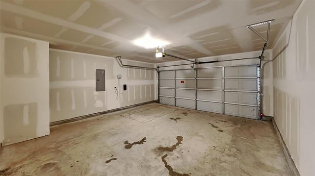 1925 Honey Locust Drive, Mustang, OK 73128
