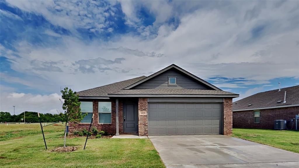 1925 Honey Locust Drive, Mustang, OK 73128