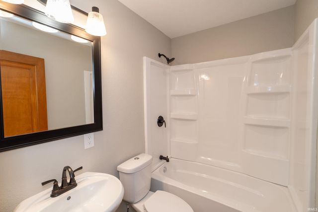 1140 E Victoria Street, South Bend, IN 46614