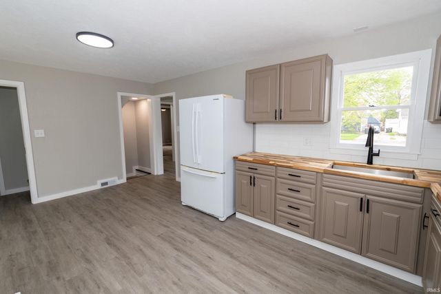 1140 E Victoria Street, South Bend, IN 46614