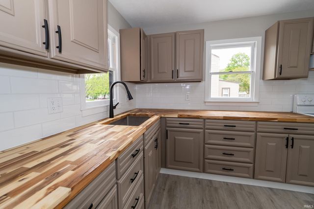 1140 E Victoria Street, South Bend, IN 46614