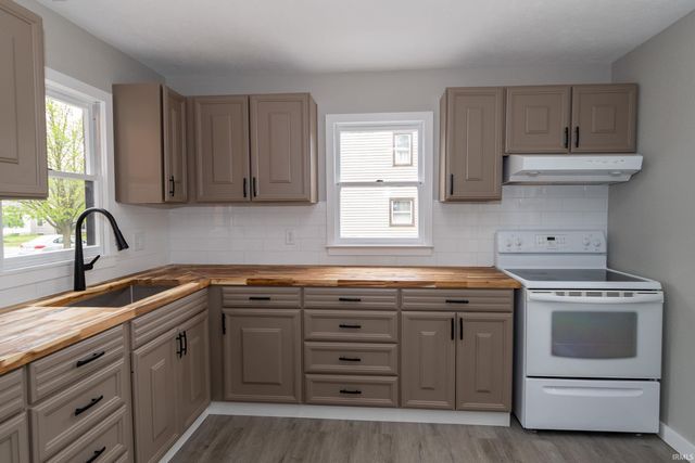 1140 E Victoria Street, South Bend, IN 46614