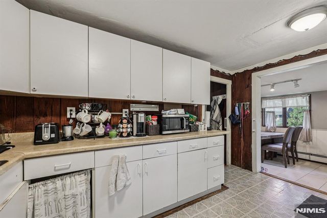 8 Woodland Road, Ringwood, NJ 07456