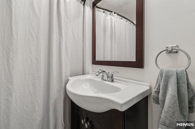 8 Woodland Road, Ringwood, NJ 07456