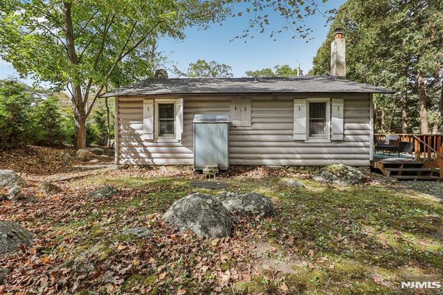 8 Woodland Road, Ringwood, NJ 07456