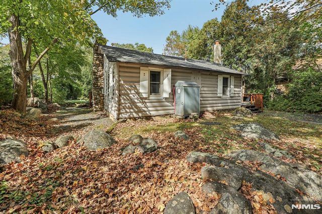 8 Woodland Road, Ringwood, NJ 07456