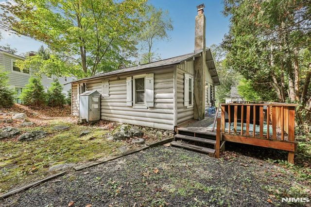 8 Woodland Road, Ringwood, NJ 07456