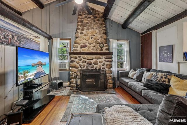 8 Woodland Road, Ringwood, NJ 07456