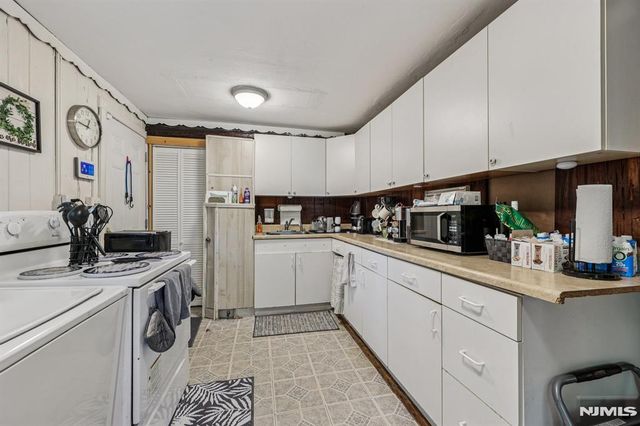 8 Woodland Road, Ringwood, NJ 07456