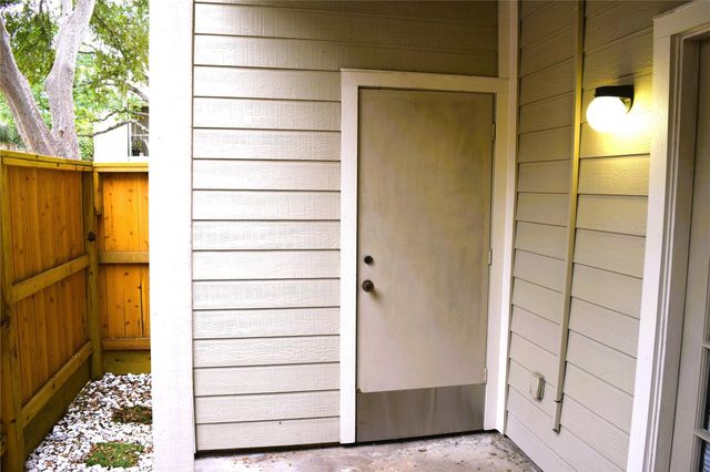 2001 Bering Drive 11H, Houston, TX 77057