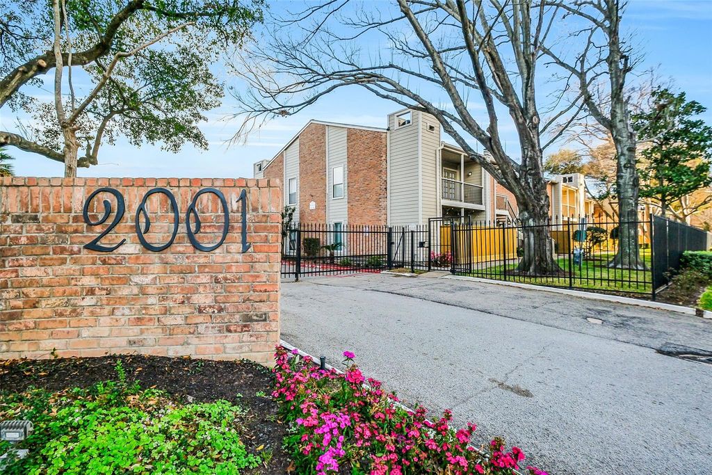 2001 Bering Drive 11H, Houston, TX 77057